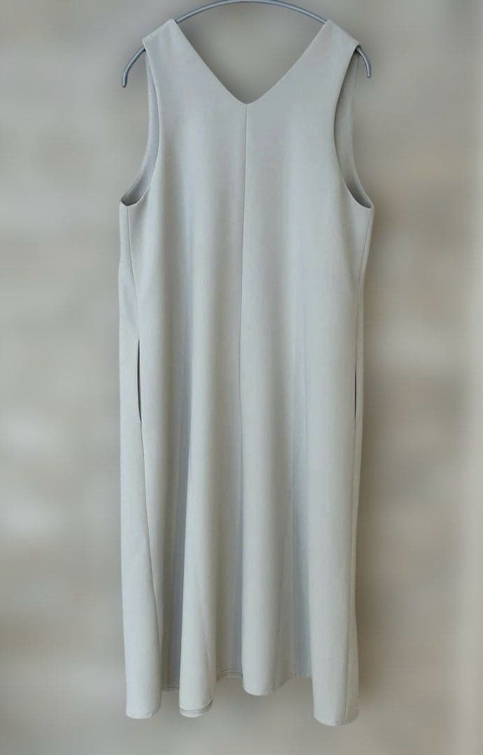 OUR 綺麗なシルエットのワンピース