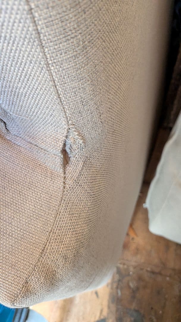 ①【写真右側】KAJA FARGO/オミソファ 3人がけ