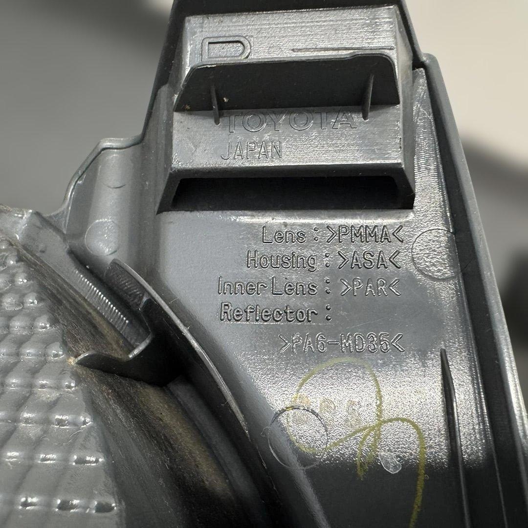 ハイエース 純正テールランプ 左右セット koito 26-120