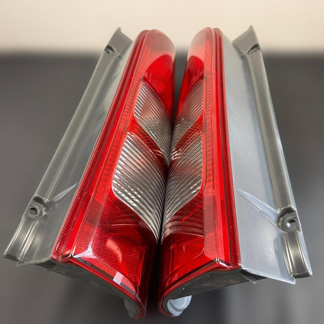 ハイエース 純正テールランプ 左右セット koito 26-120