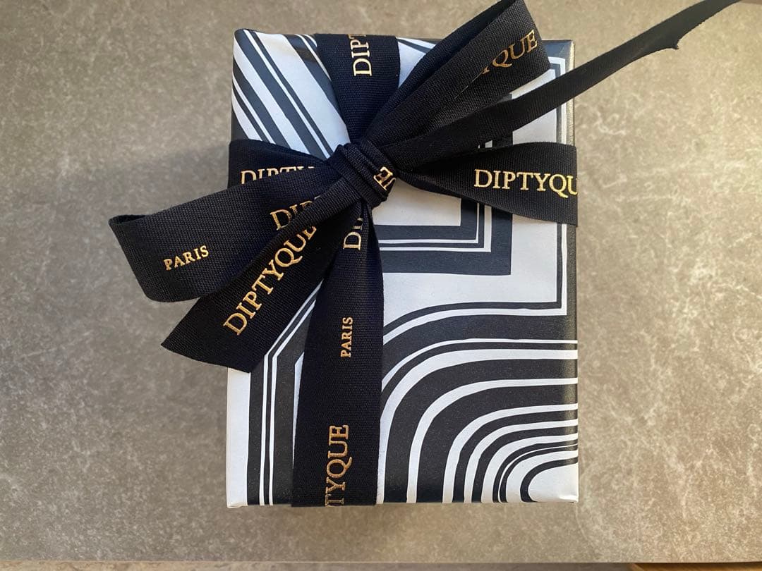 diptyque2025年ホリデー限定 ガラスボールキャットプレゼントラッピング