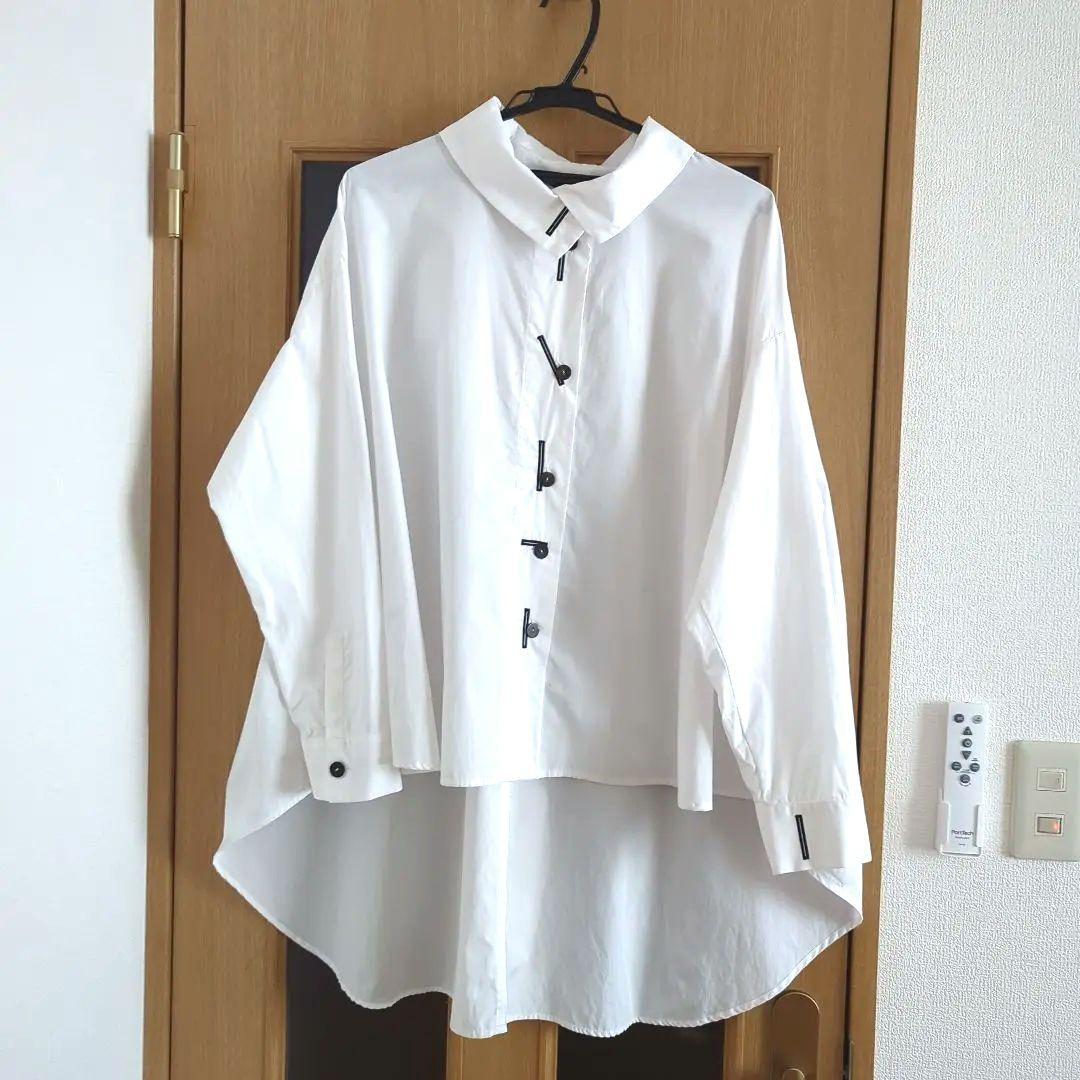 萌 美品ホワイトシャツ