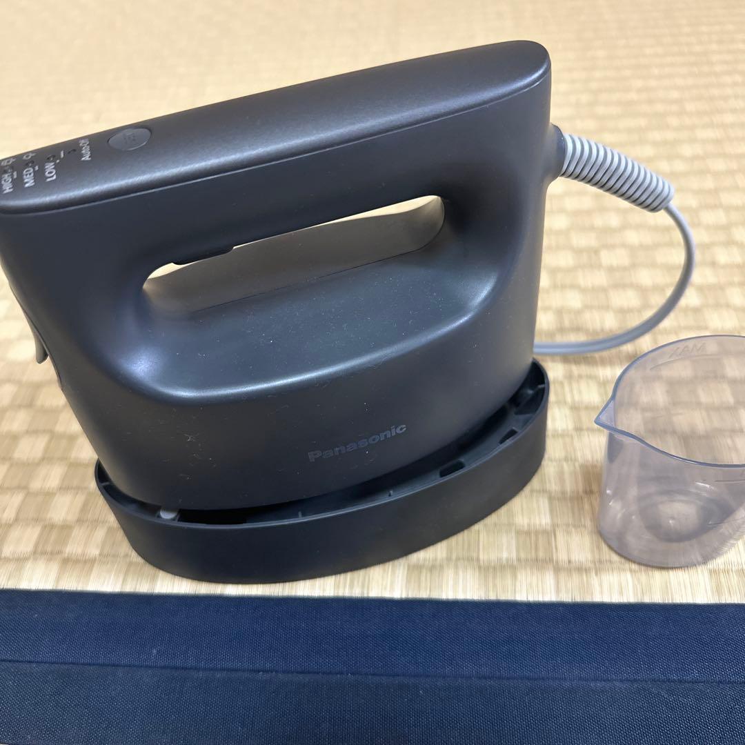 【美品】パナソニック 衣類アイロンスチーマー 脱臭 除菌 カームブラック