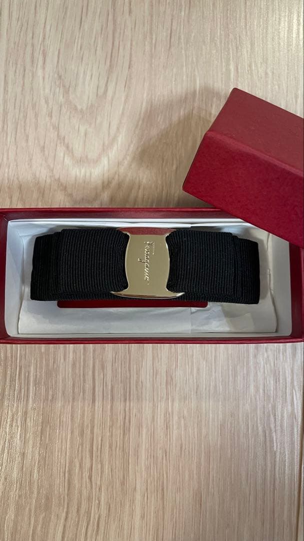 フェラガモ　バレッタ　リボン　ヴァラ　ブラックゴールド