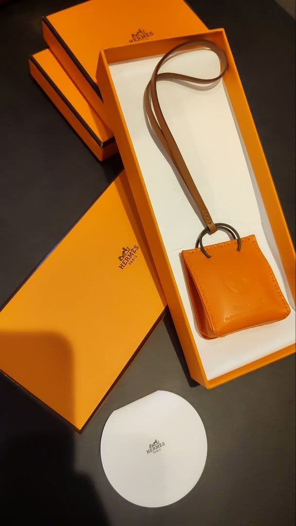 新品 HERMES エルメス サックオランジュ チャーム（オレンジ）