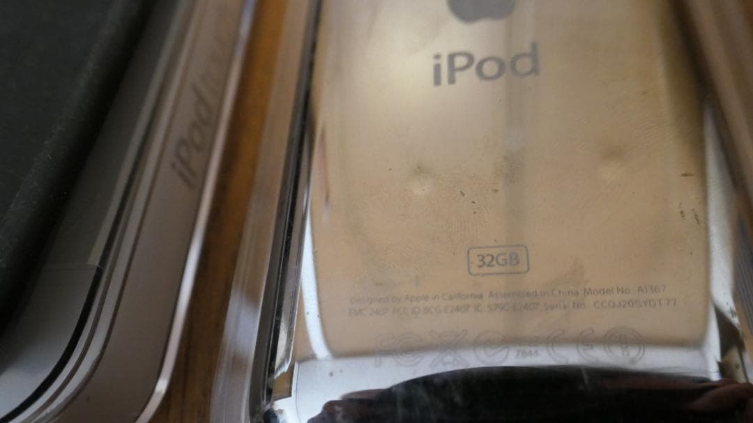 Apple iPod Touch 第4世代 32GB（ケース・イヤホン付き）