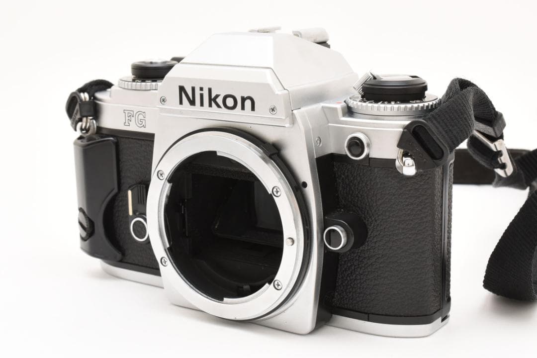 美品 NIKON FG シルバー フィルムカメラ　モルト新品交換済 N M558