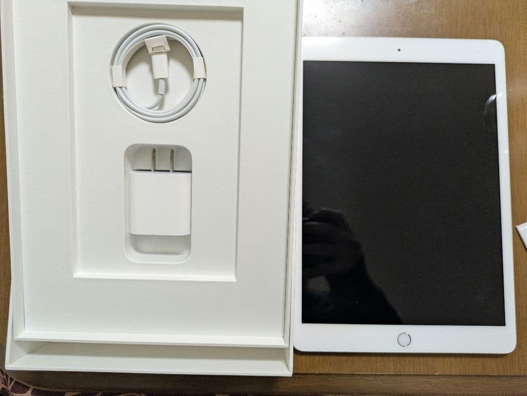 Apple iPad 第8世代　シルバー 本体 充電器付き　wifiモデル