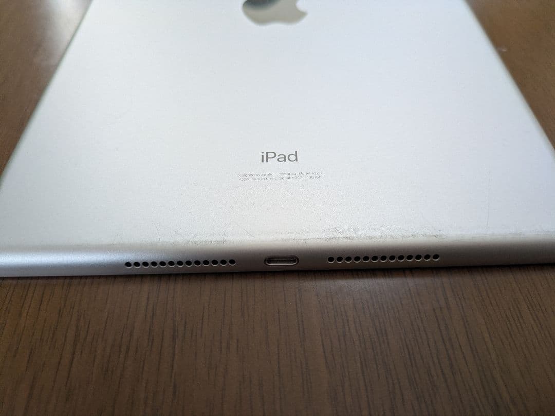 Apple iPad 第8世代　シルバー 本体 充電器付き　wifiモデル