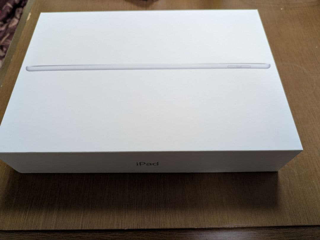 Apple iPad 第8世代　シルバー 本体 充電器付き　wifiモデル