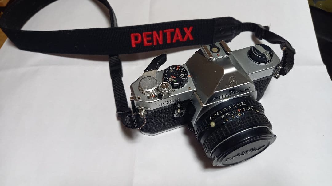 Pentaxの一眼レフです。ズームはありません。期限不明のフイルム１本付き。