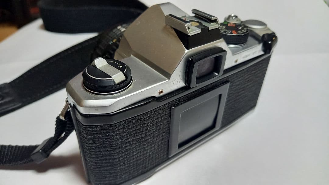 Pentaxの一眼レフです。ズームはありません。期限不明のフイルム１本付き。