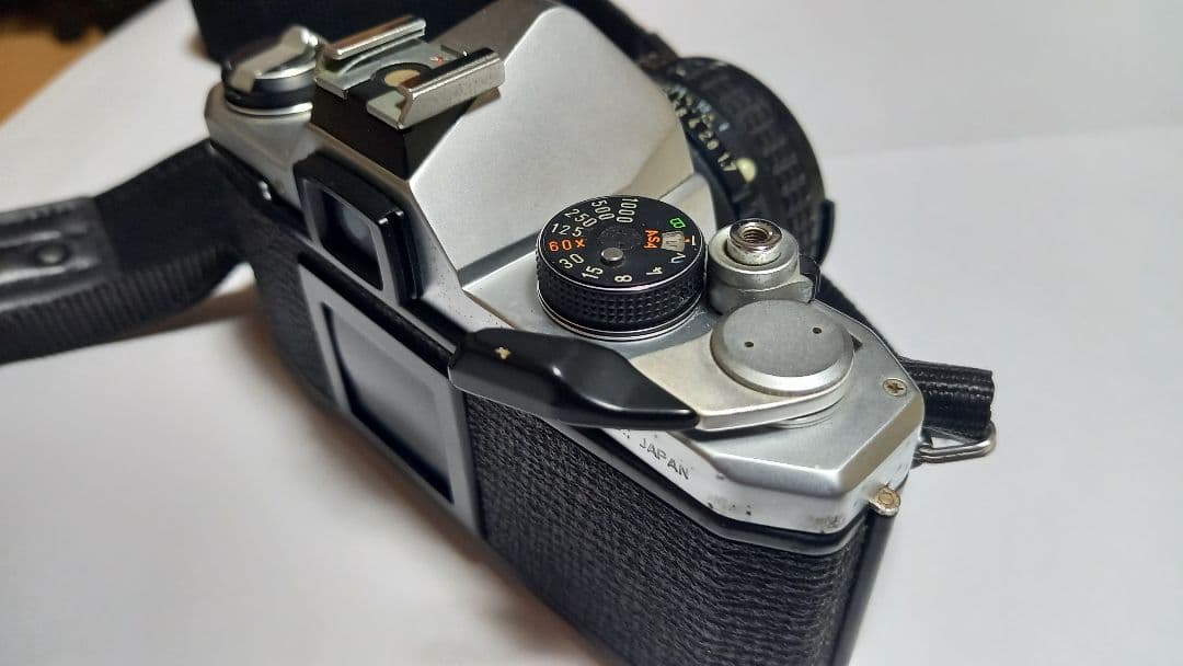 Pentaxの一眼レフです。ズームはありません。期限不明のフイルム１本付き。