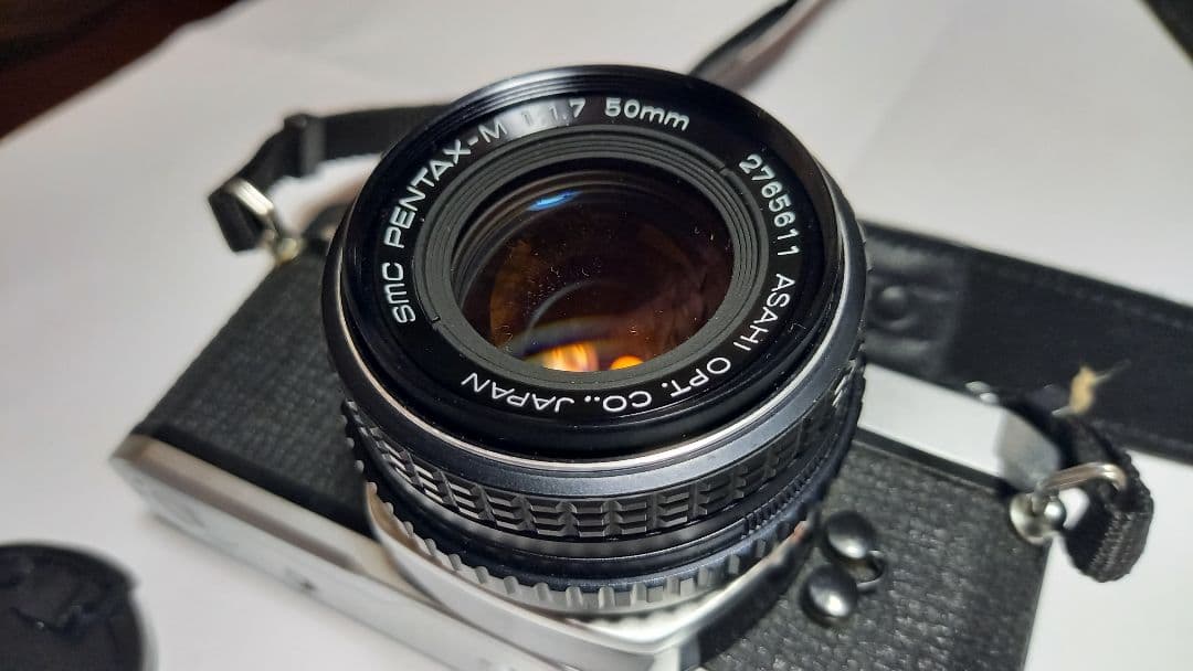 Pentaxの一眼レフです。ズームはありません。期限不明のフイルム１本付き。