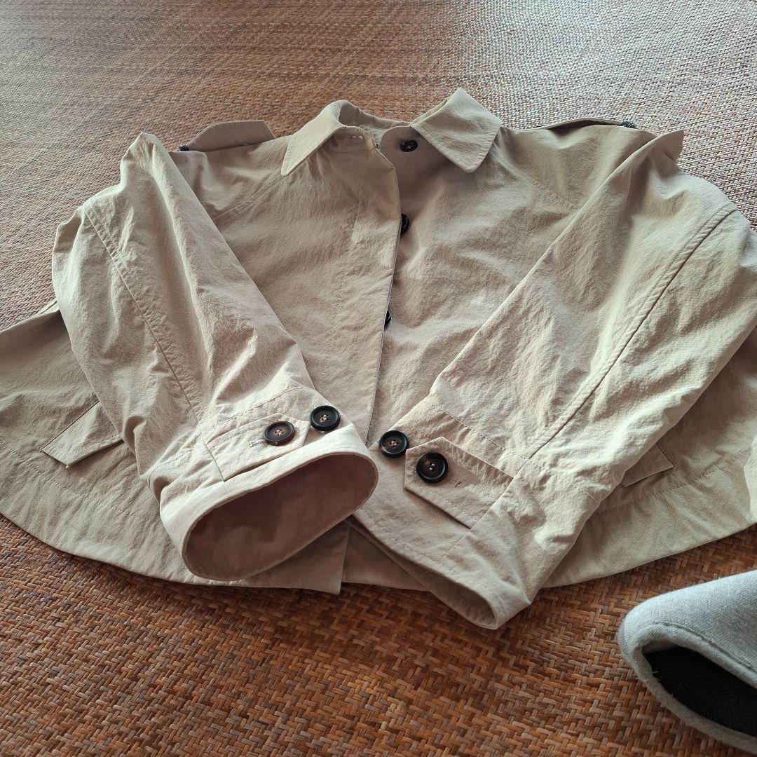ベージュ ボタン付きショートジャケット