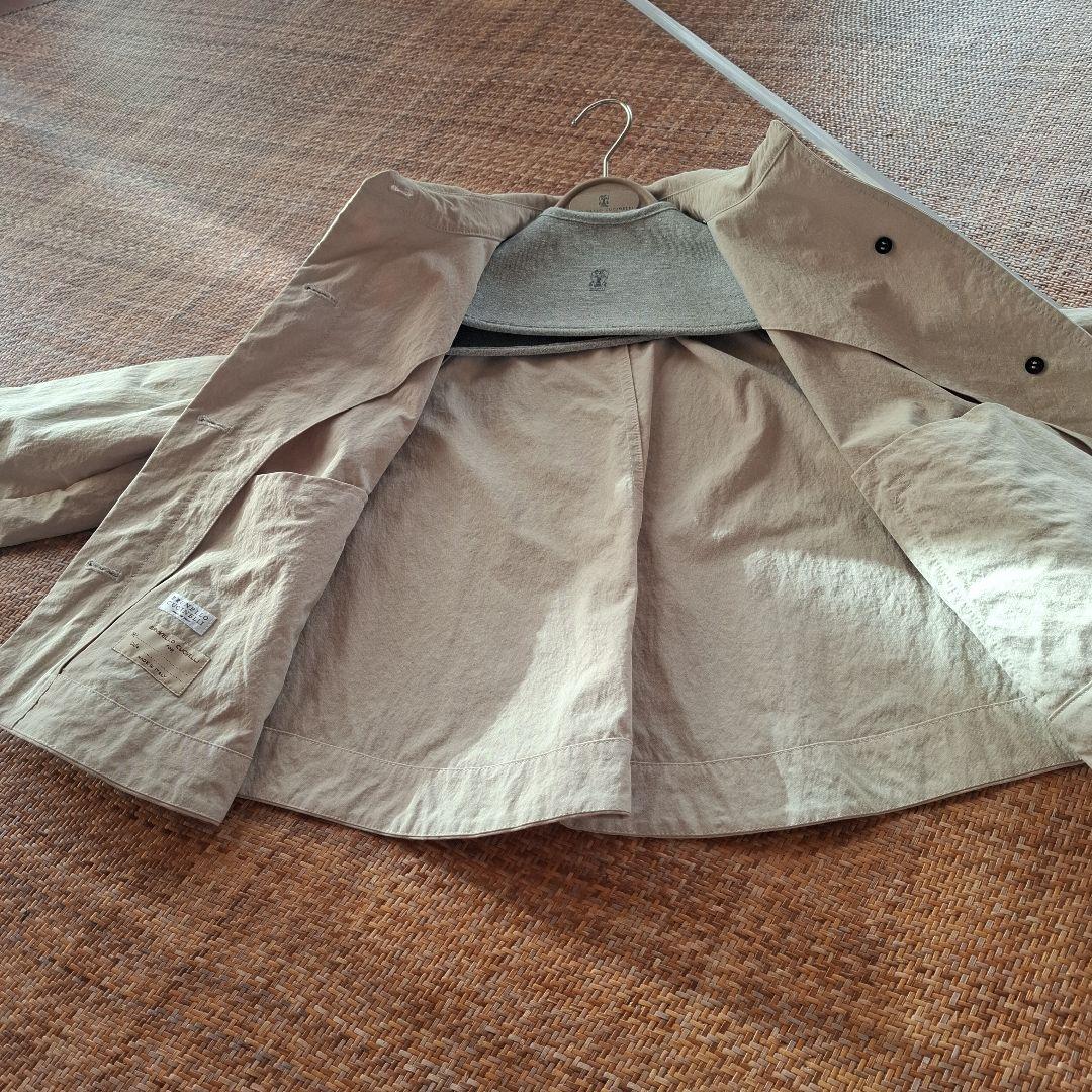 ベージュ ボタン付きショートジャケット