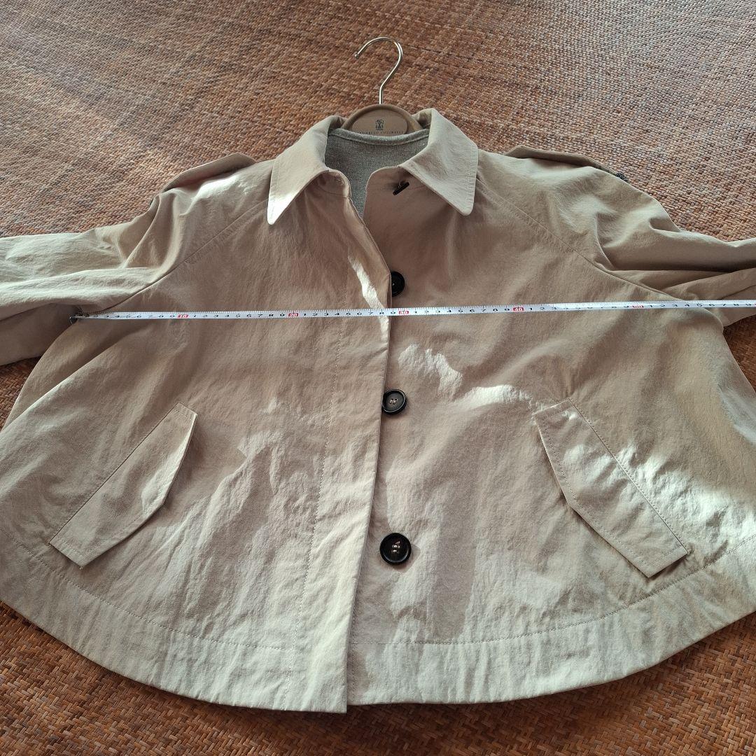 ベージュ ボタン付きショートジャケット