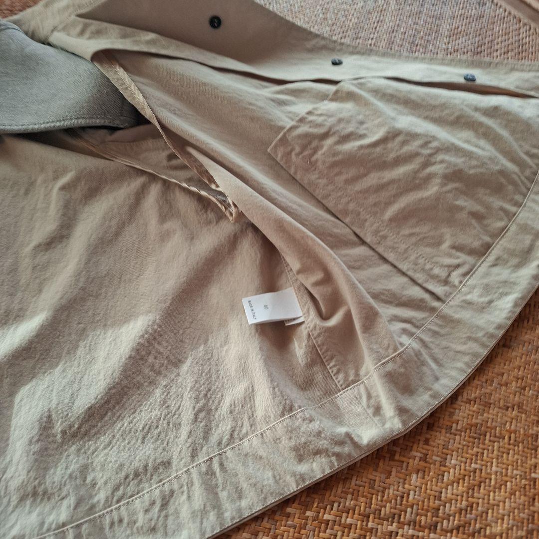 ベージュ ボタン付きショートジャケット