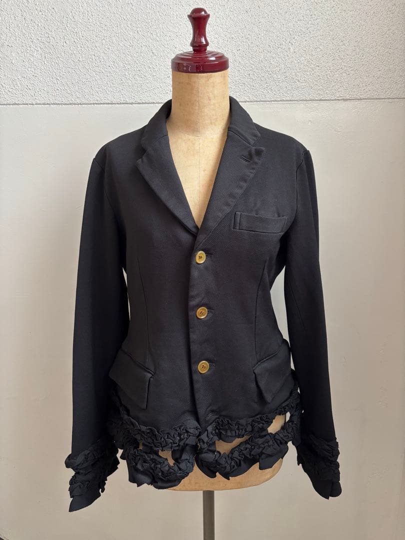 コム・デ・ギャルソン　フリル付き黒テーラードジャケット