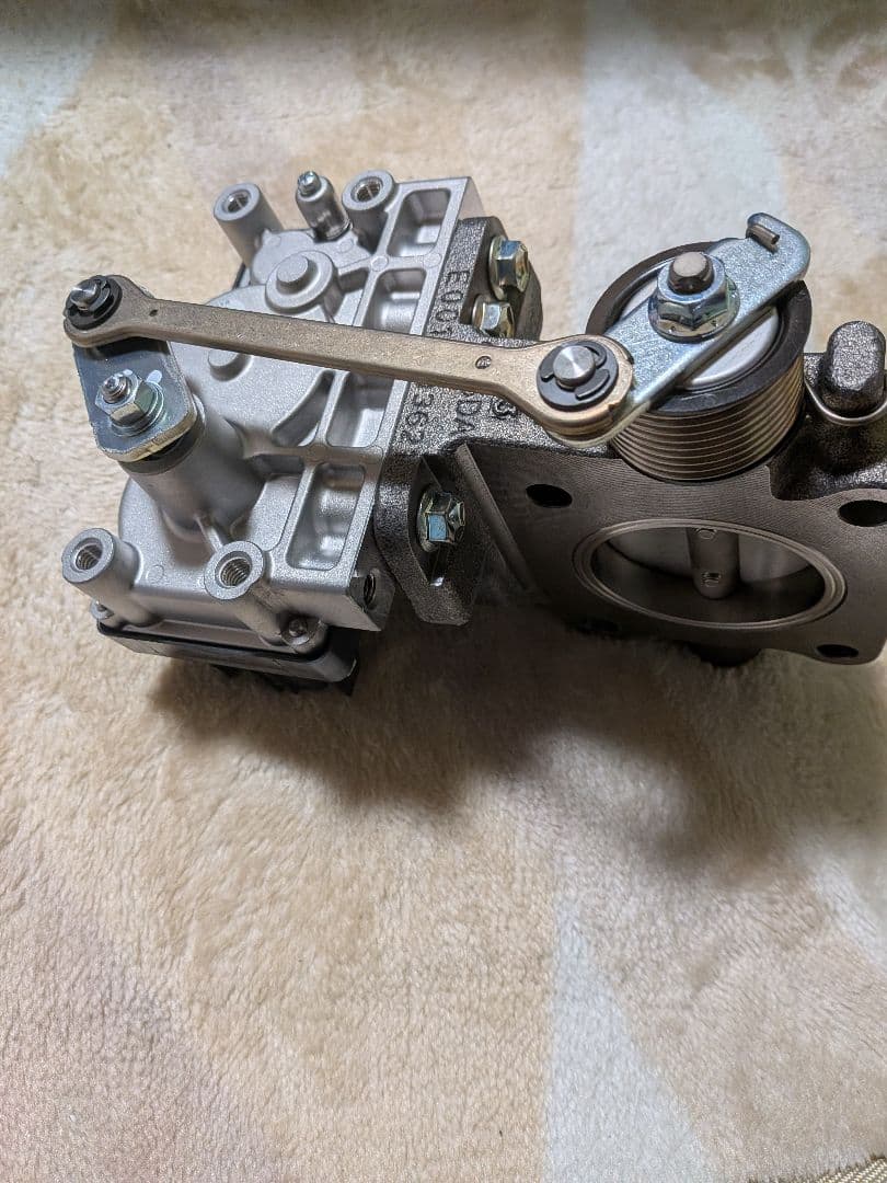 【新品未使用】日野純正　17プロフィア　A09C EGRバルブ