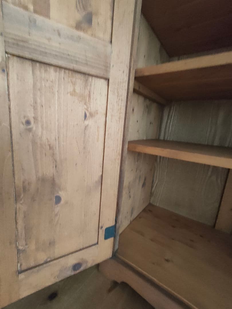 きょんきょんです　　送料込み　無垢パイン キャビネット アンティーク