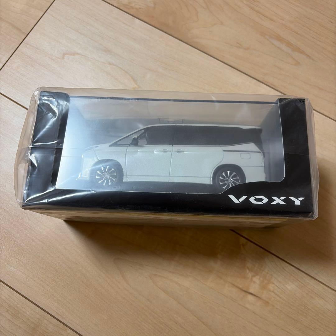 色*色様 ミニカー　ヴォクシー1/30 ホワイトパールクリスタルシャイン