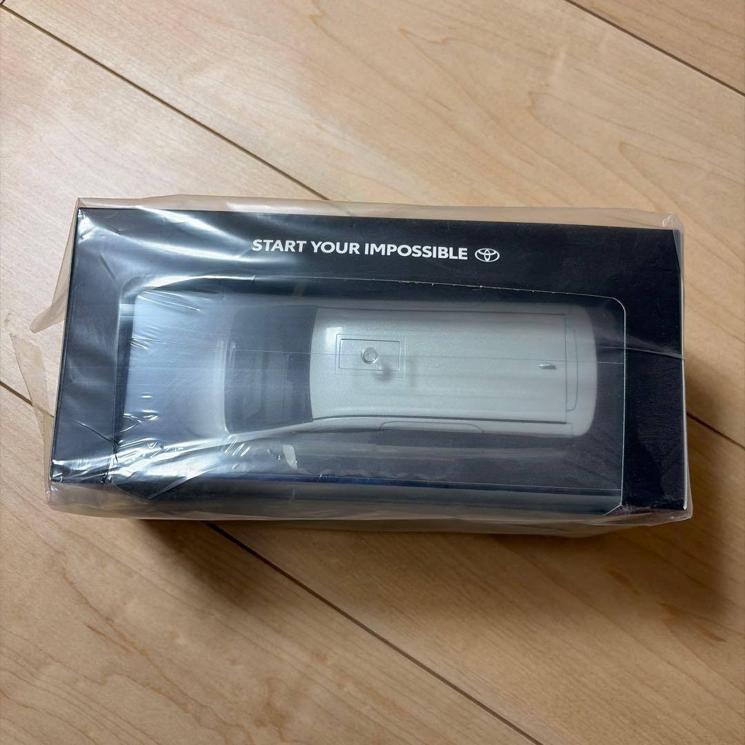 色*色様 ミニカー　ヴォクシー1/30 ホワイトパールクリスタルシャイン