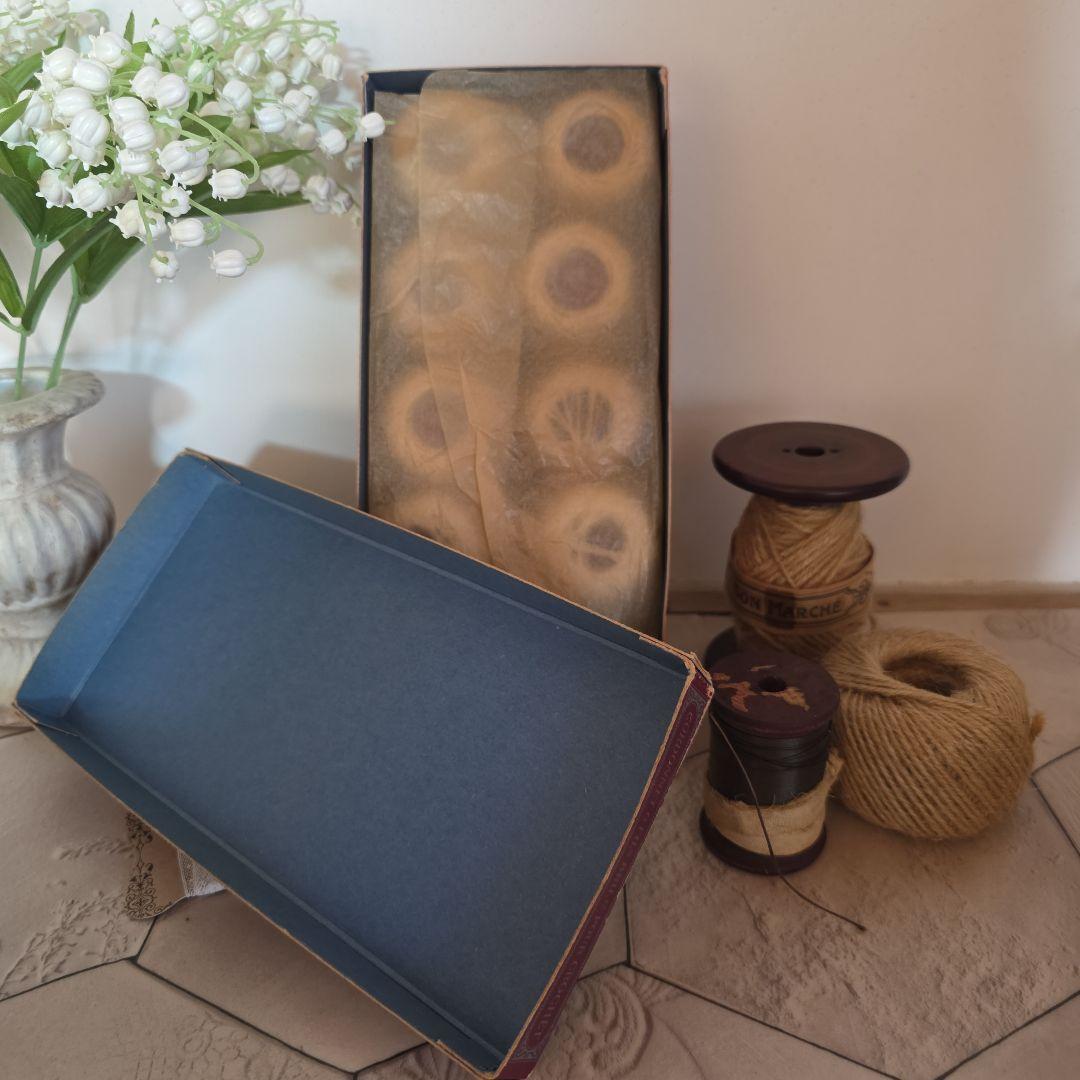 専用となります　フランスアンティーク　糸箱　デットストック糸付き　裁縫　収納箱