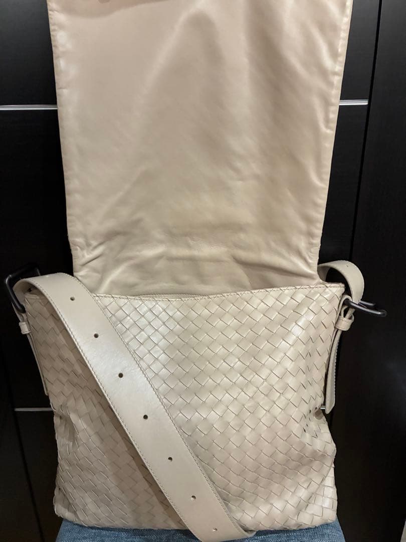 [美品]ボッテガヴェネタイントチャートメッセンジャーバック希少アイボリー
