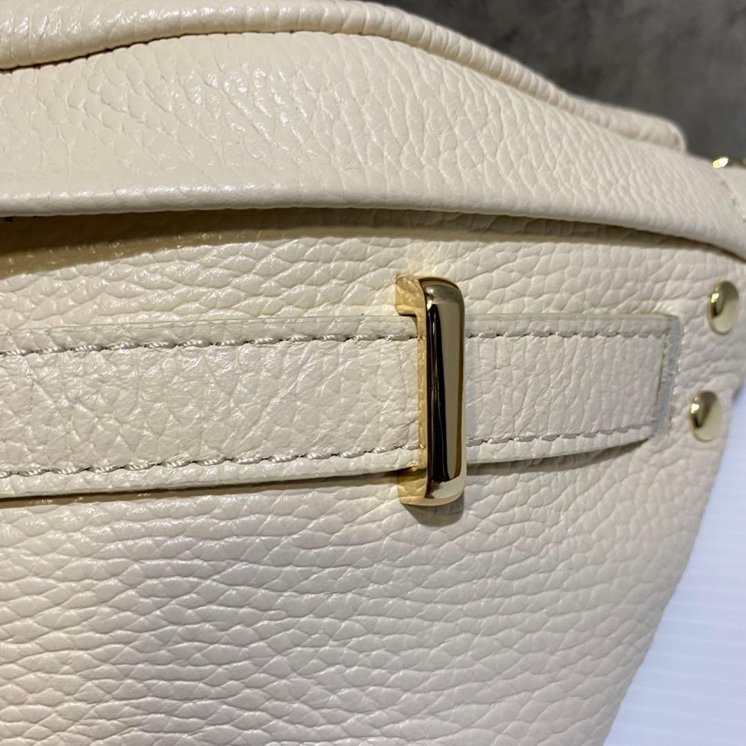 【極美品】AULENTTI　金具付きレザーボディバッグ　ベージュ