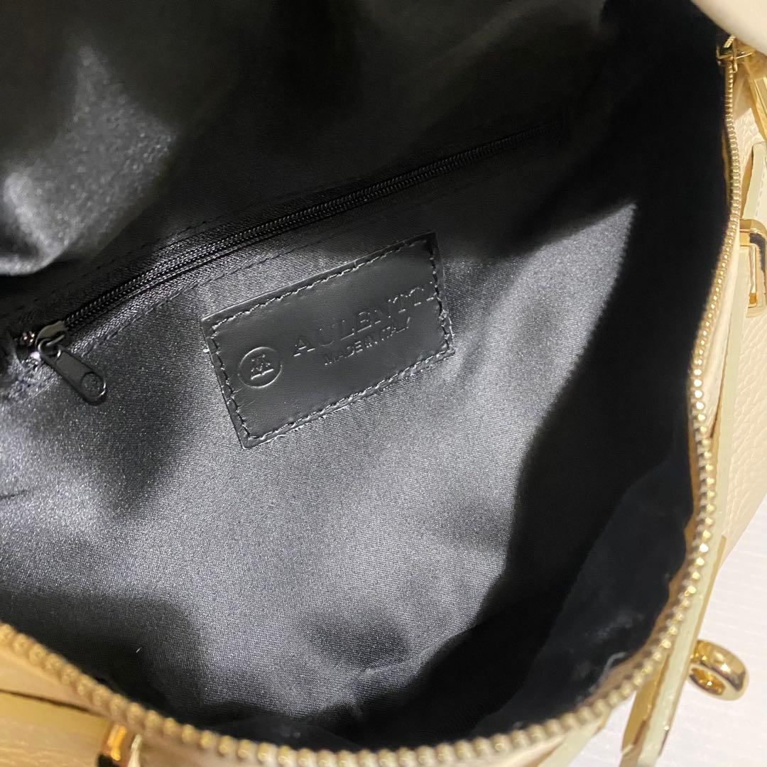 【極美品】AULENTTI　金具付きレザーボディバッグ　ベージュ