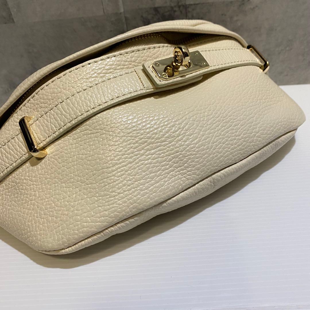 【極美品】AULENTTI　金具付きレザーボディバッグ　ベージュ