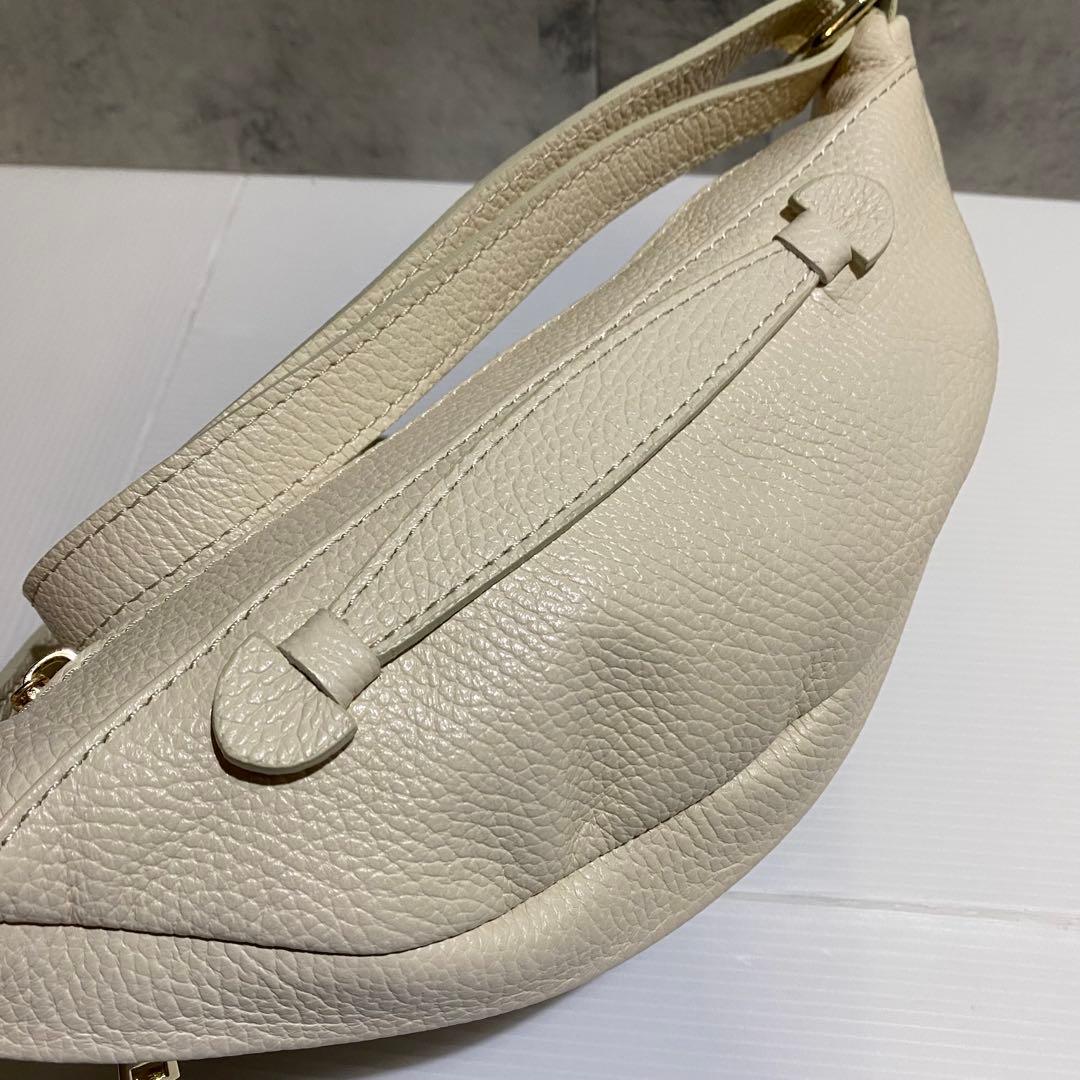 【極美品】AULENTTI　金具付きレザーボディバッグ　ベージュ