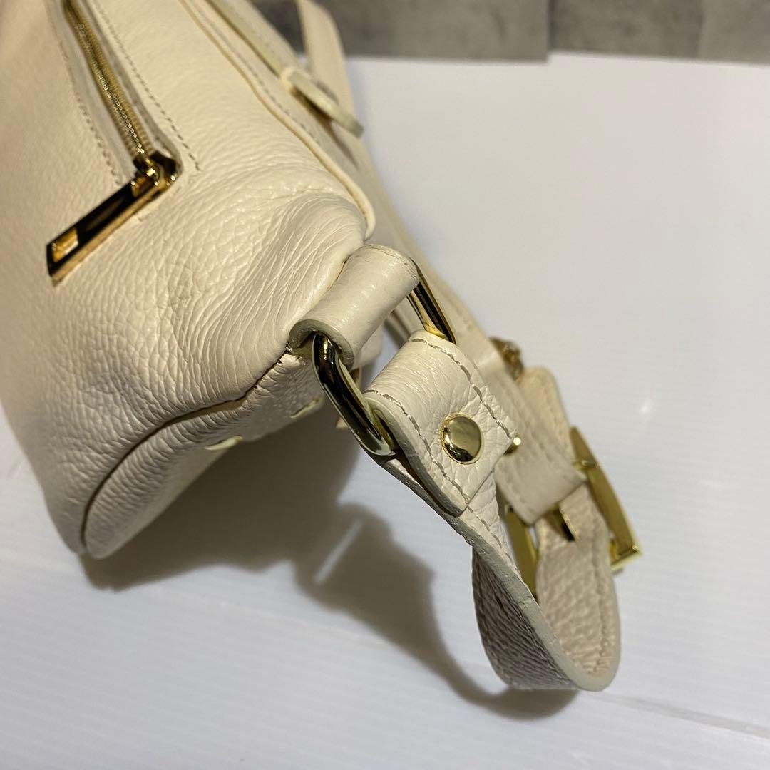 【極美品】AULENTTI　金具付きレザーボディバッグ　ベージュ
