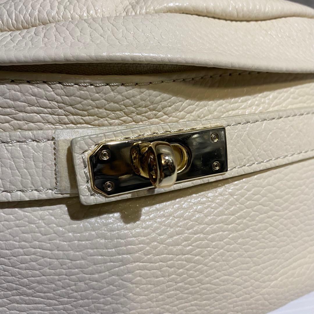 【極美品】AULENTTI　金具付きレザーボディバッグ　ベージュ