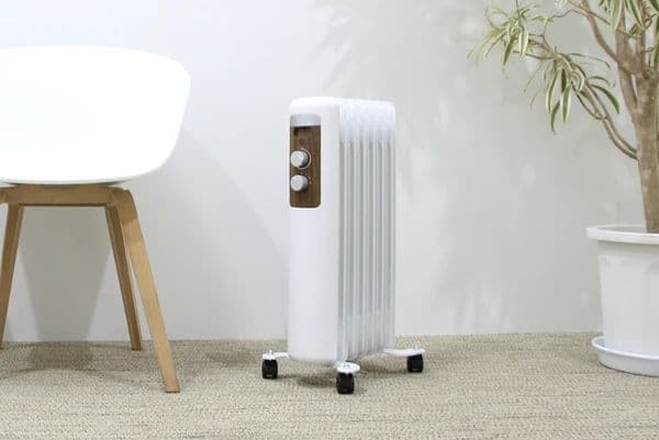 7枚フィンオイルヒーター　ホワイト　暖房器具
