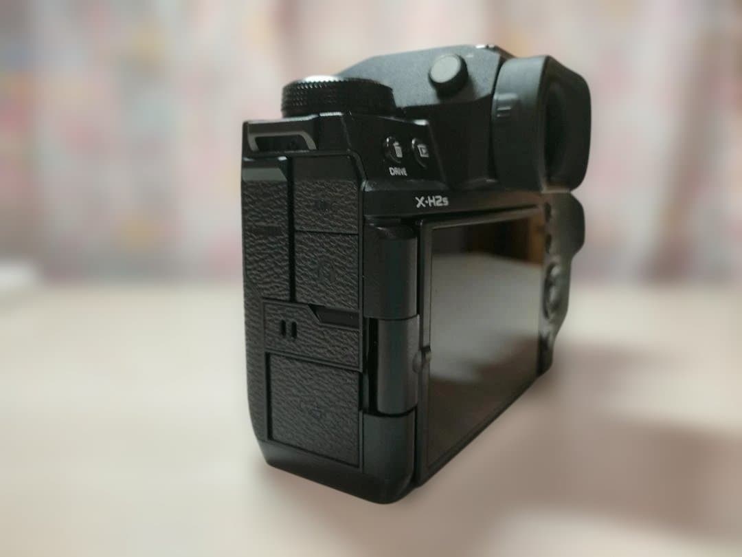 送料無料　FUJIFILM X-H2S ミラーレスカメラ おまけ付き