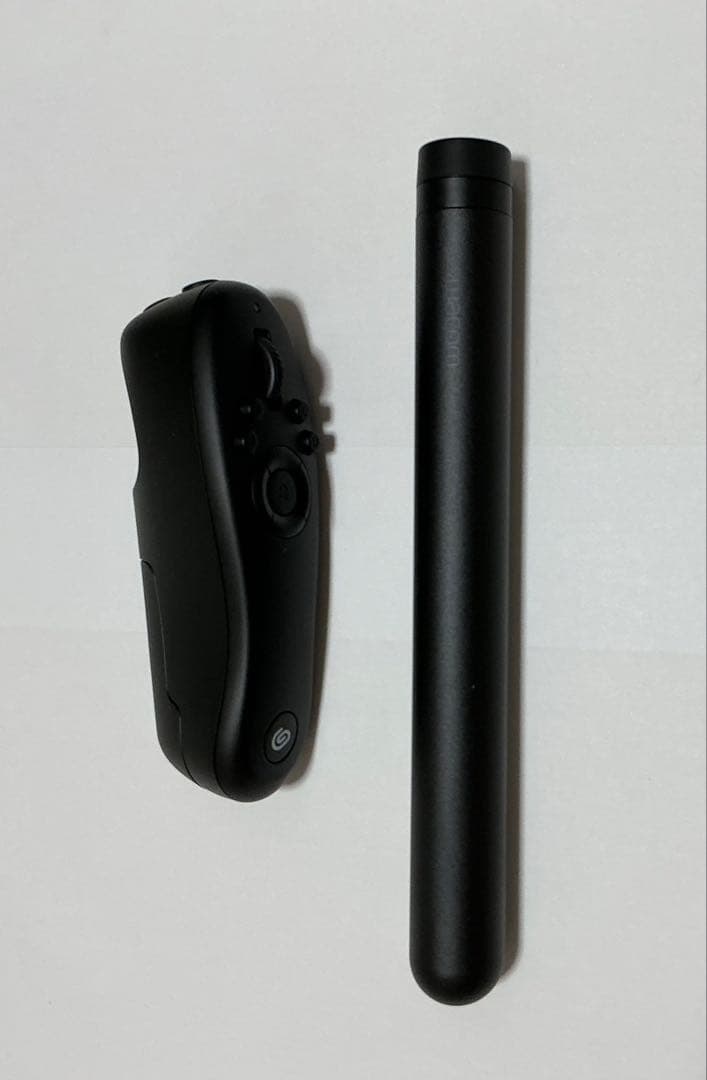 Wacomの液晶ペンタブレットcintiq 22とペン・左手デバイス付き