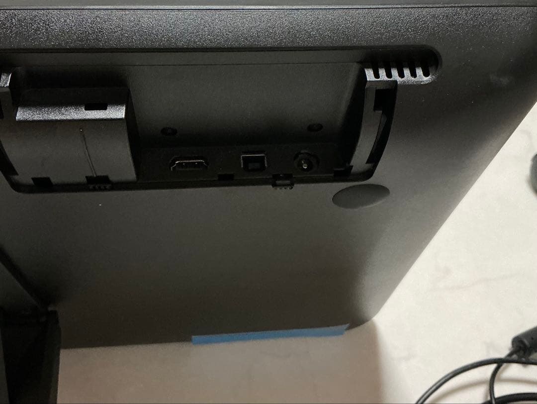 Wacomの液晶ペンタブレットcintiq 22とペン・左手デバイス付き