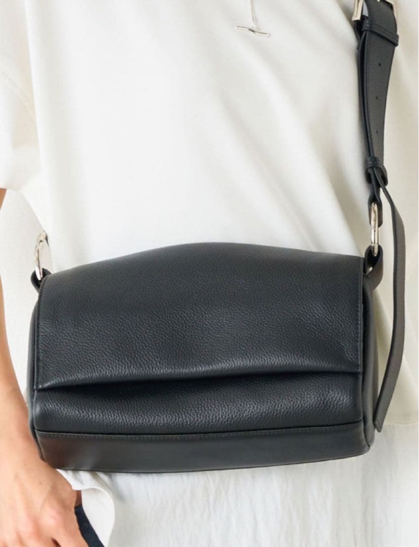 ビアズリー《ベルト付替え可》レザーボディバッグ新品未使用ブラック