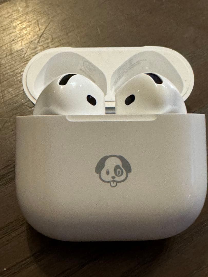 ◆美品◆犬の刻印入りアクティブノイズキャンセリング搭載AirPods 4