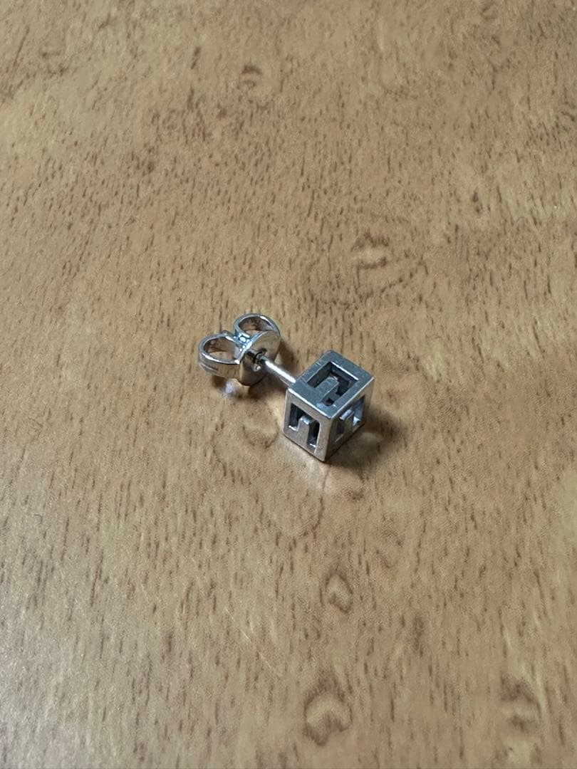 GUCCI ホワイトゴールドピアス 片耳用