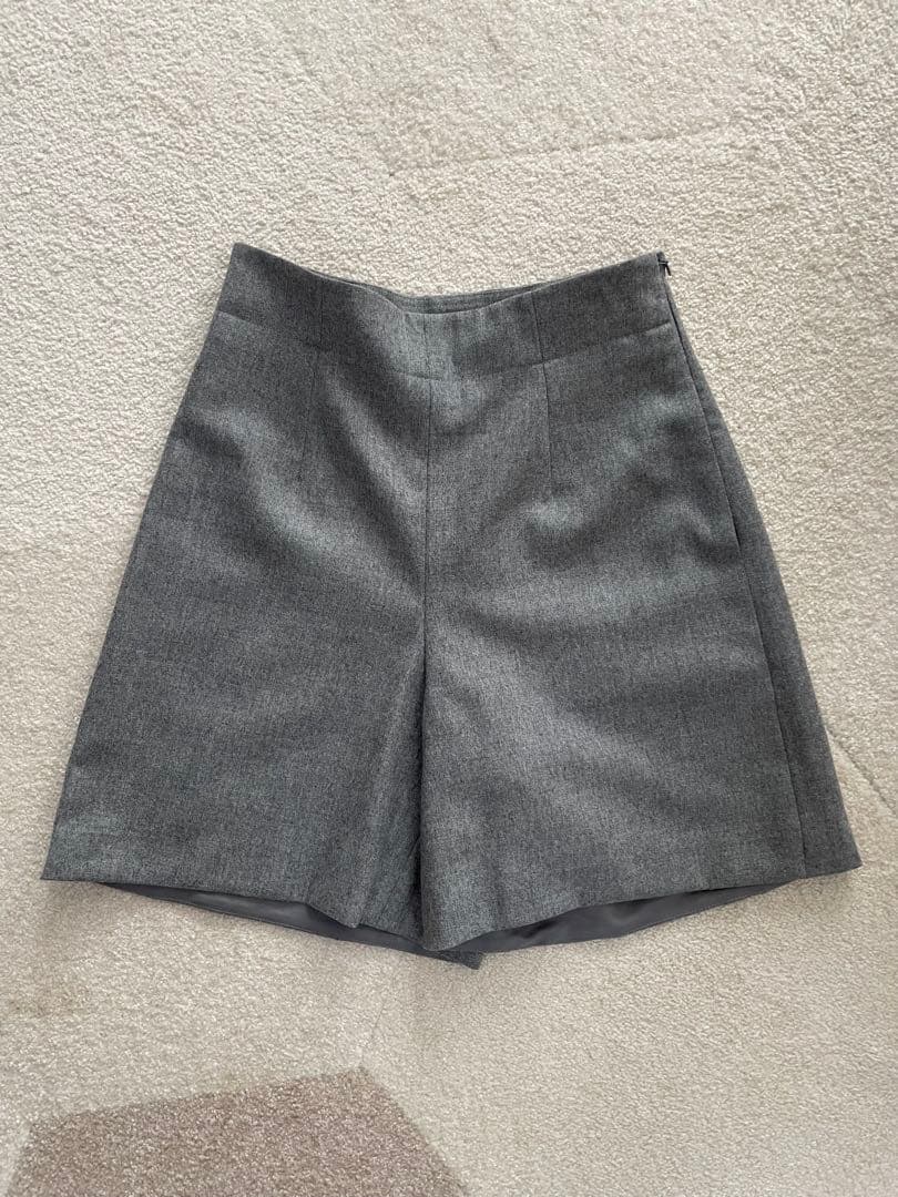 FOXEY グレー ハイウエストショートパンツ