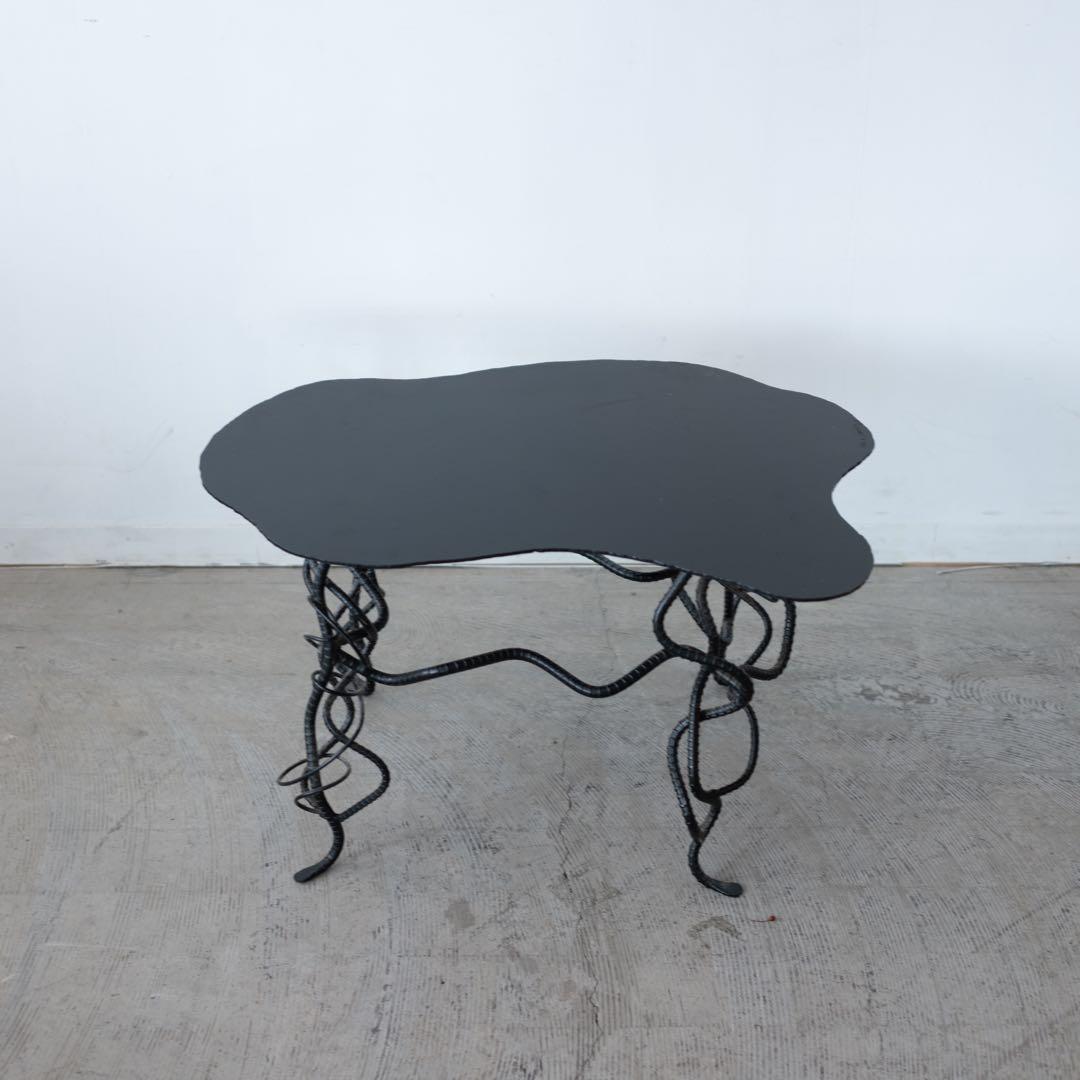 アーティスティックな黒いサイドテーブル