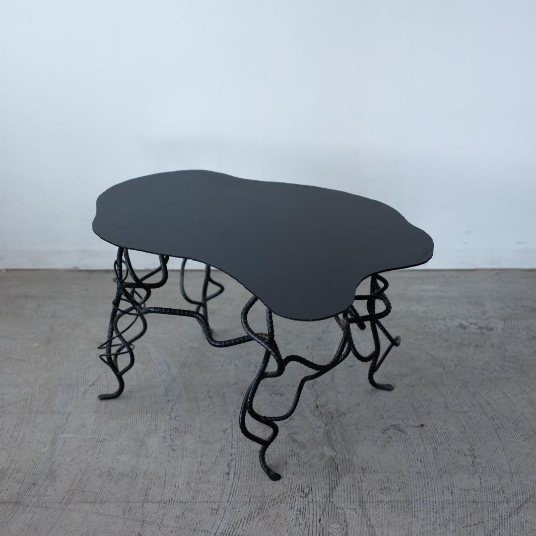 アーティスティックな黒いサイドテーブル