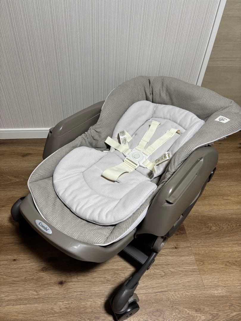 コンビ ネムリラ 手動（洗えるランチトレイ付き）ベビーチェア