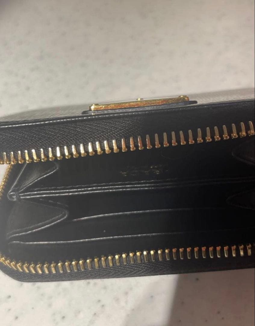 PRADA ブラックレザー ラウンドジップケース