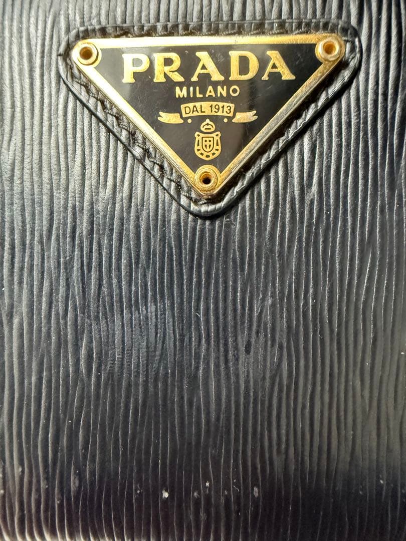 PRADA ブラックレザー ラウンドジップケース