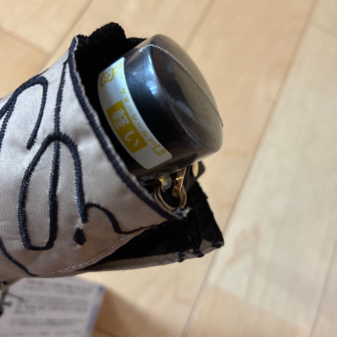 ビューランス　英字刺繍　晴雨兼用日傘　少し濃いめのべージュ