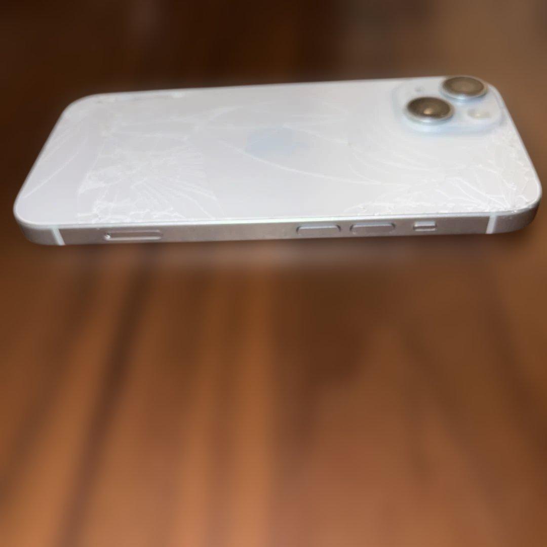 iPhone 15 256GB ホワイトSIMフリー｜背面割れ有（基盤一部露出）